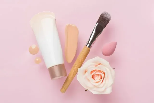 Jak się malować modnie i naturalnie? Przegląd trendów makijażowych